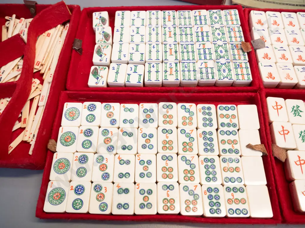 vintage mahjong set - some wear, parts of case in rough condition, pieces complete Image 1++