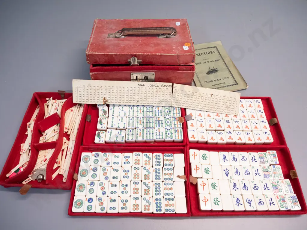 vintage mahjong set - some wear, parts of case in rough condition, pieces complete Image 1++