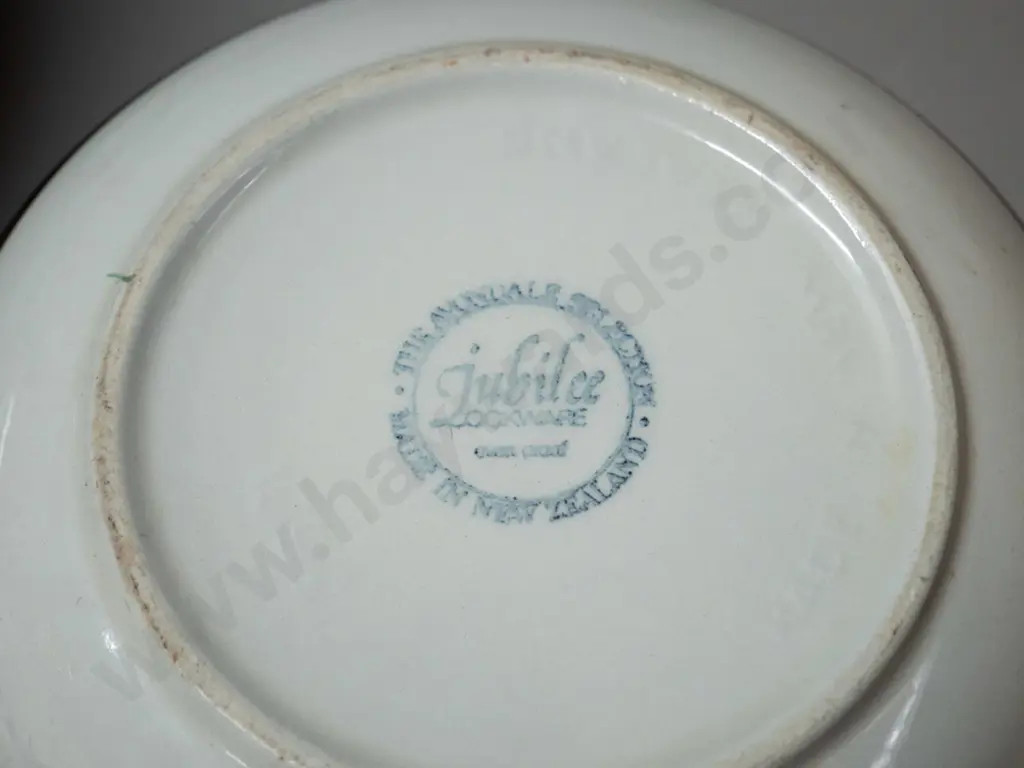 2 retro Avondale "Jubilee" (crown Lynn?) lidded casseroles - larger is D-260 Image 1++