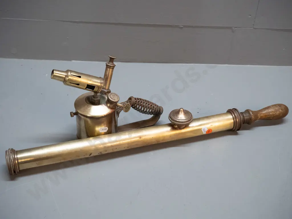 2 vintage brass items - Radius Swedish blow torch and a pump garden sprayer with timber handle L-590 Image 1++