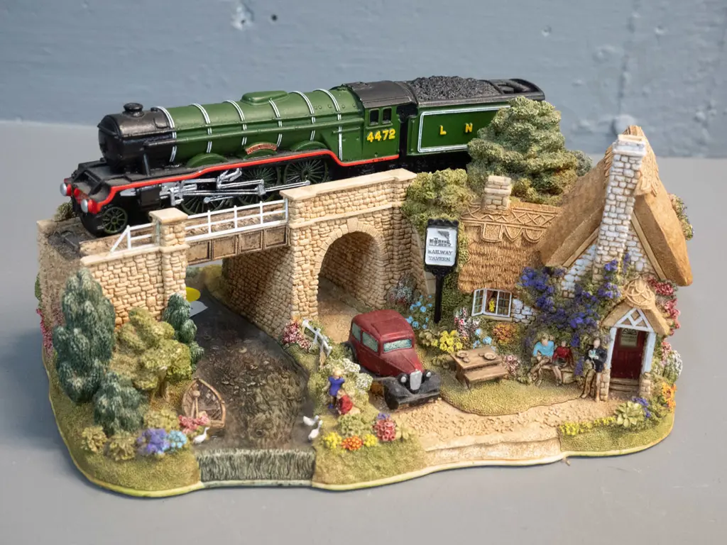 Lilliput Lane Flying Scotsman railway, bridge and tavern composite miniature scene H-95 W-200 D-140 Image 1++