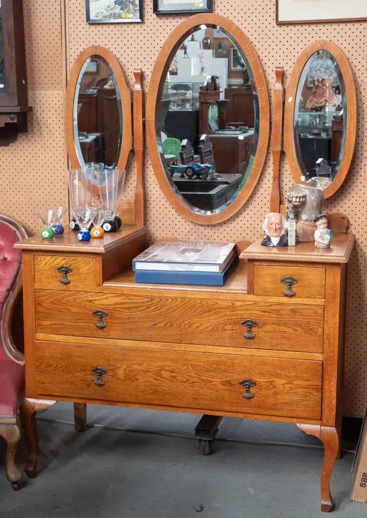 vintage oak cab-leg 4-drawer dressing table w/ oval central and 2 oval wing mirrors - some staining to top. H-1620 Image 1++