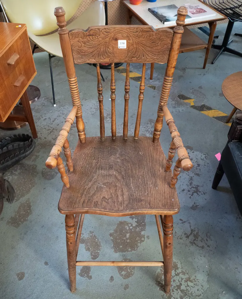 oak spindle back and pressed wood turned leg high chair H-1050 W-380 D-350 Image 1++