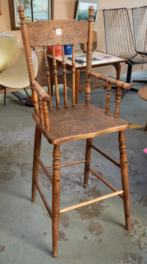 oak spindle back and pressed wood turned leg high chair H-1050 W-380 D-350 Image 1++