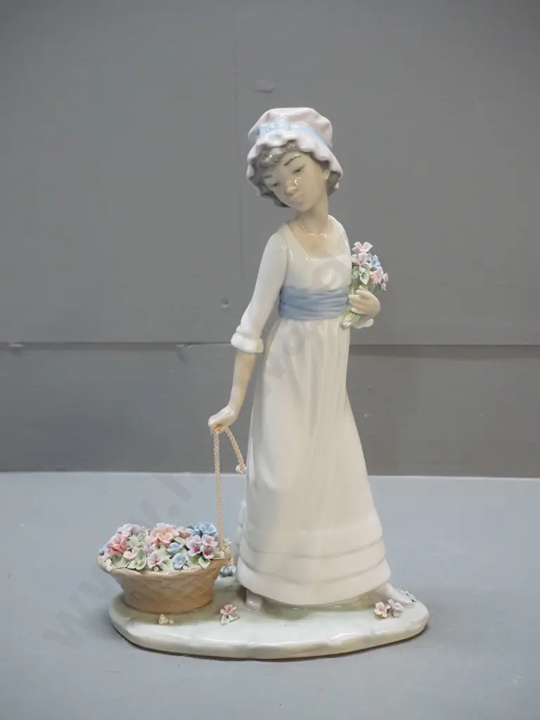 Lladro figurine - woman with flowers - H-300 Image 1++