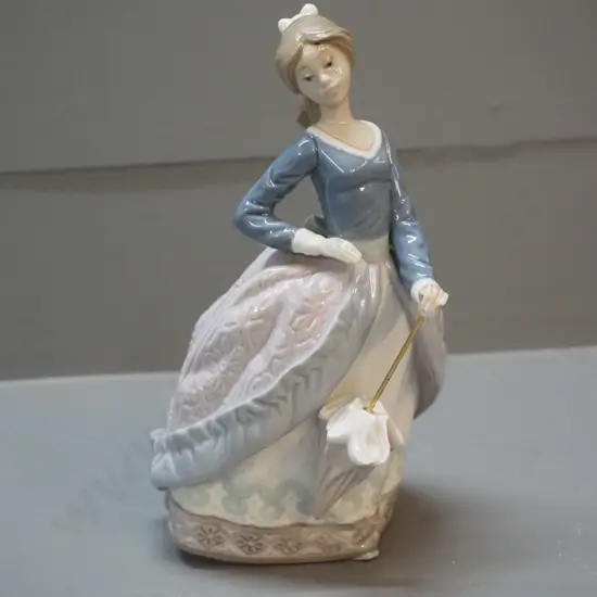 Lladro figurine - woman with parasol H-190