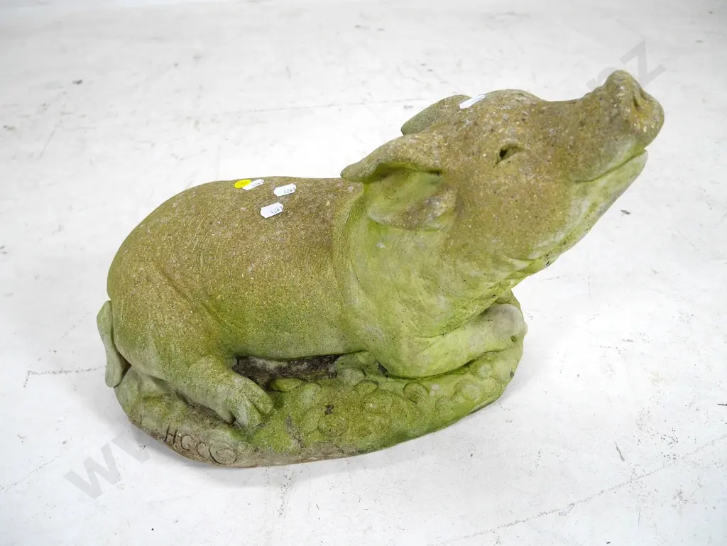 cast concrete sitting pig garden ornament H-280 L-400 Image 1++