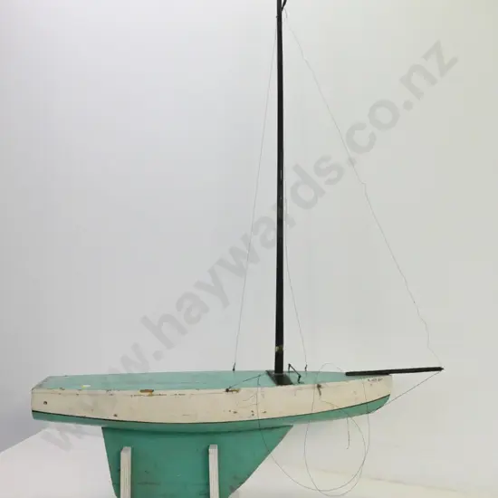 vintage painted wood pond yacht in restorer's condition H-1450 L-1030