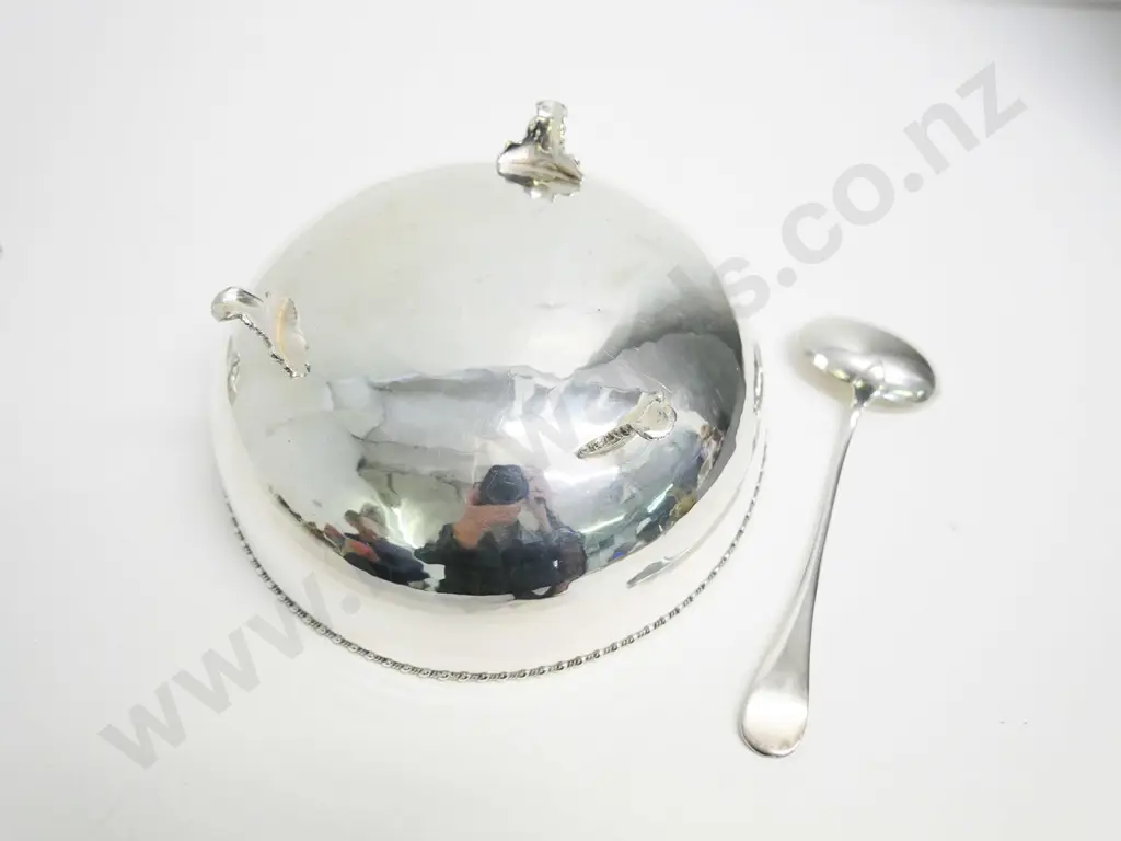 beaten (plated?) silver 3-footed bowl with "CM" mark H-100 Diameter 220, and a spoon, no marks (681g) Image 1++