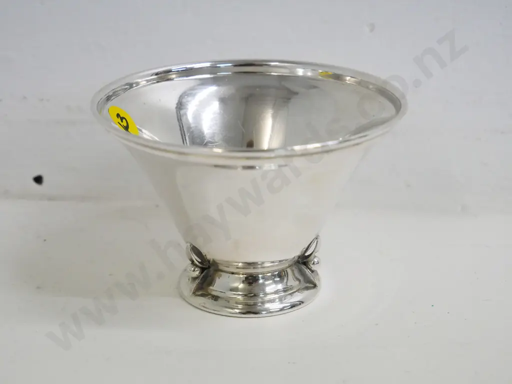 small sterling silver bowl with ornate decoration around base H-75 Diameter 110 (93g) Image 1++