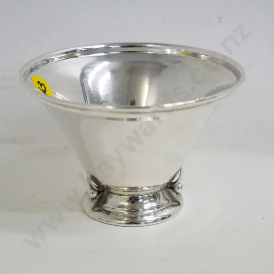 small sterling silver bowl with ornate decoration around base H-75 Diameter 110 (93g)