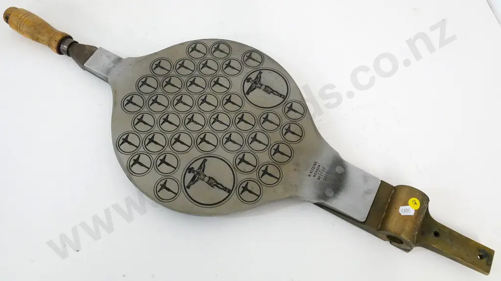 heavy molding plate from communion wafer "Hostbacking" press - metal with wooden handle L-750 Image 1++