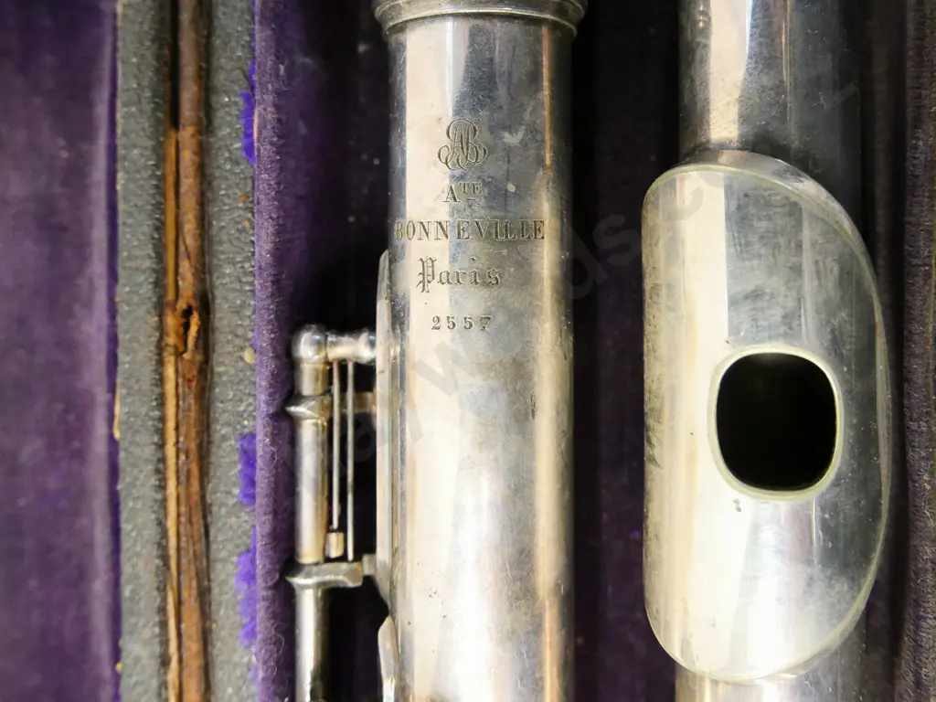 cased vintage Bonneville Paris flute - case has 1920 owner's monogram stamp Image 1++