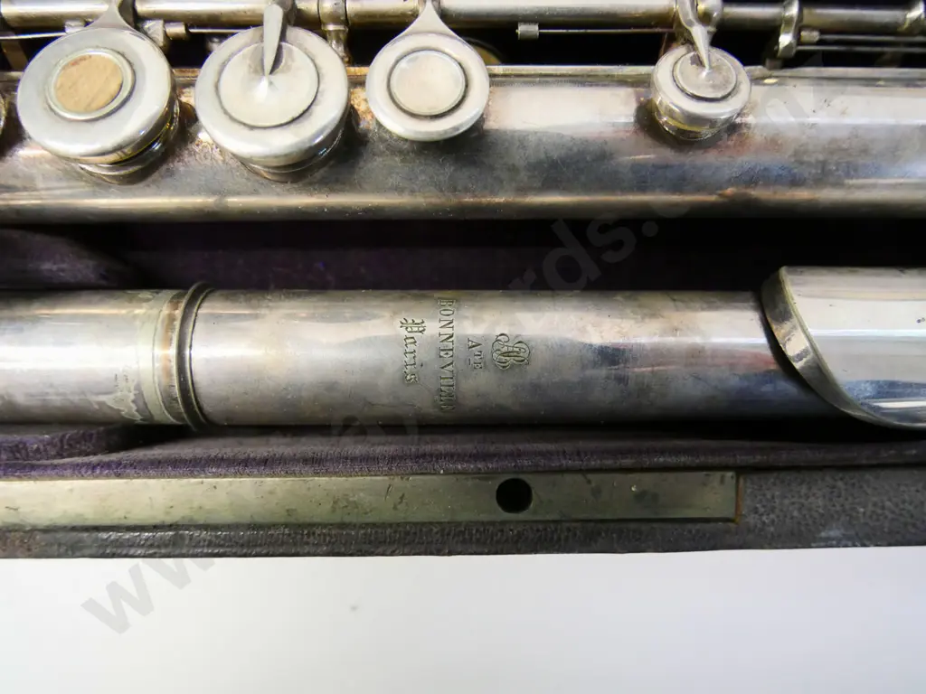 cased vintage Bonneville Paris flute - case has 1920 owner's monogram stamp Image 1++
