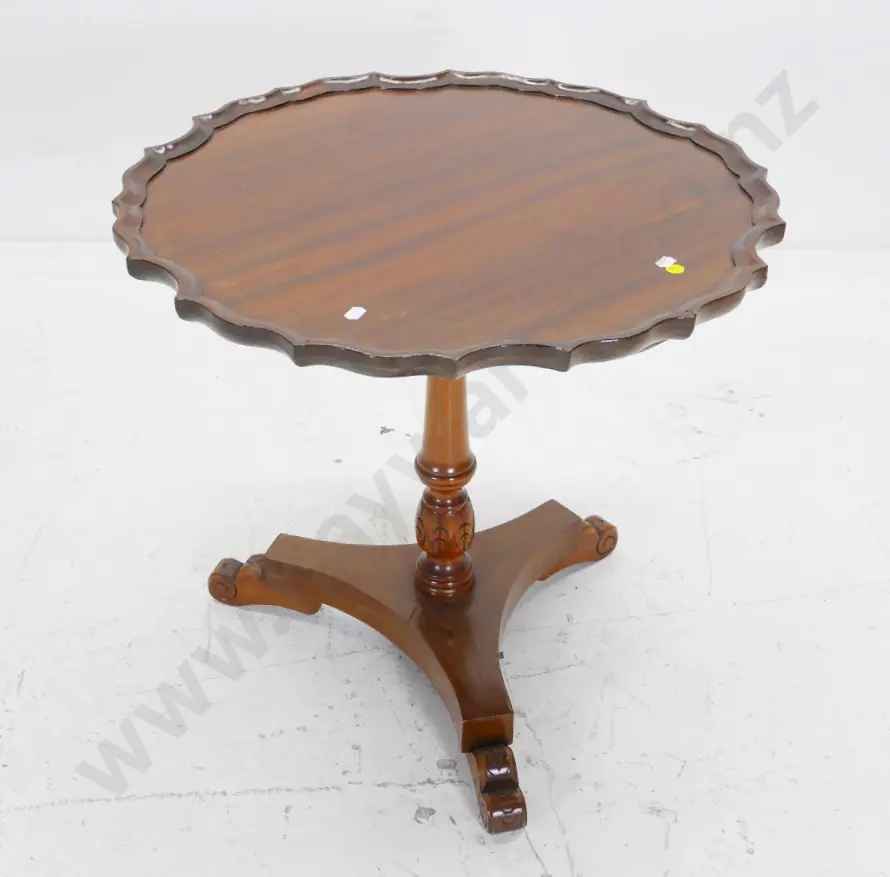 mahogany occasional table with pie-crust edge, carved column 3-footed base H520 Diameter 550 Image 1++