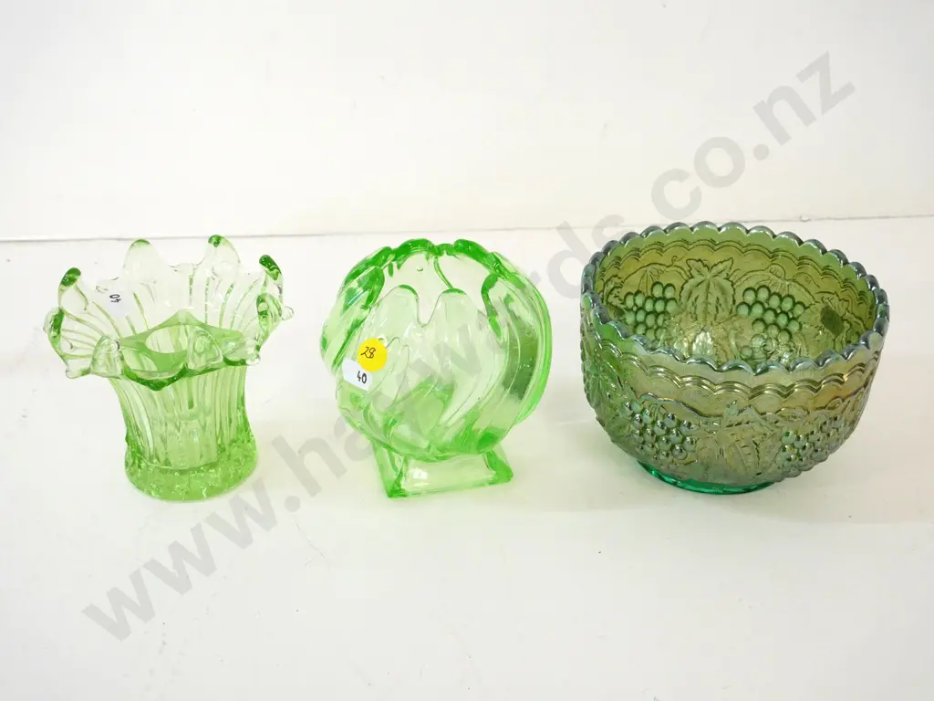 2 green depression glass vases H-100 and a green carnival glass bowl Diameter 130 Image 1++