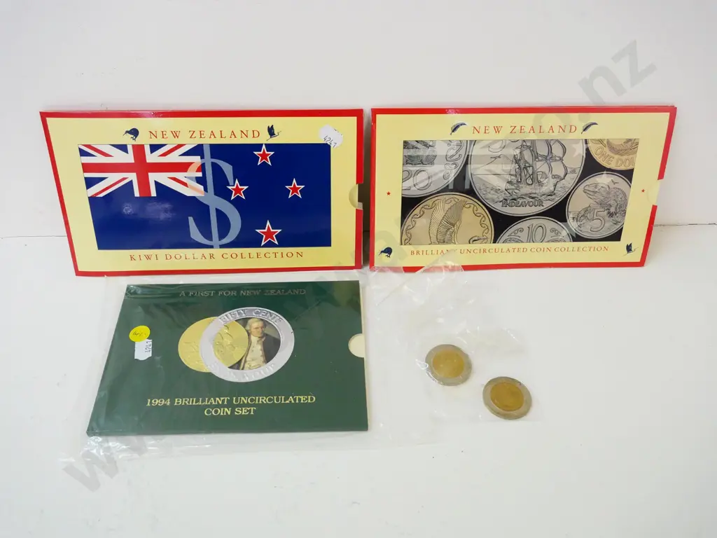 3 New Zealand carded coin sets - 1990 uncirculated, 1990 Kiwi Dollar coin/banknotes, 1994 Endeavour & 2 loose 50 cent Image 1++