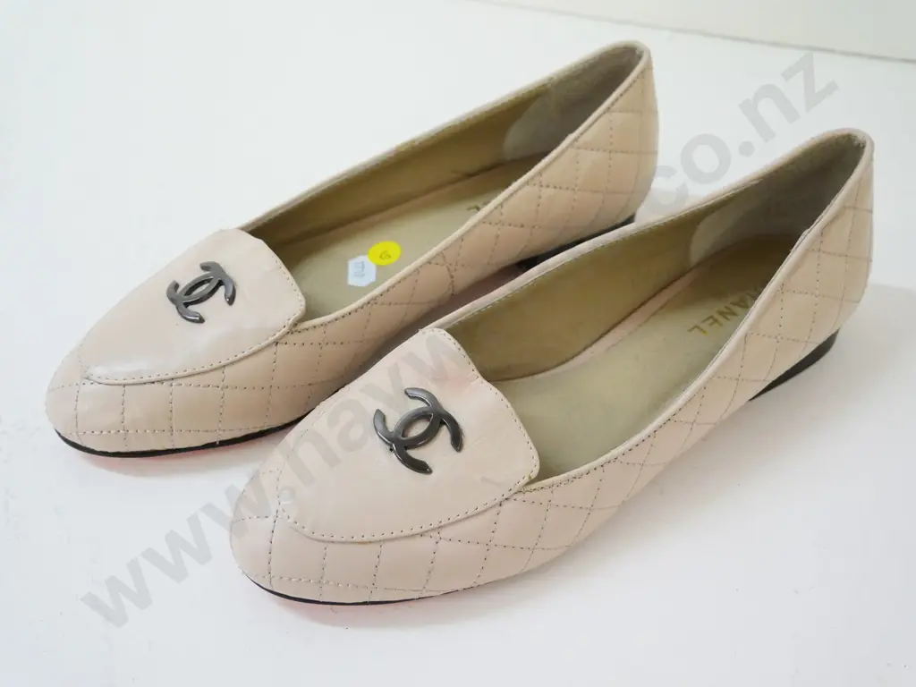 pair of beige leather Chanel branded shoes - size 41, made in Italy Image 1++