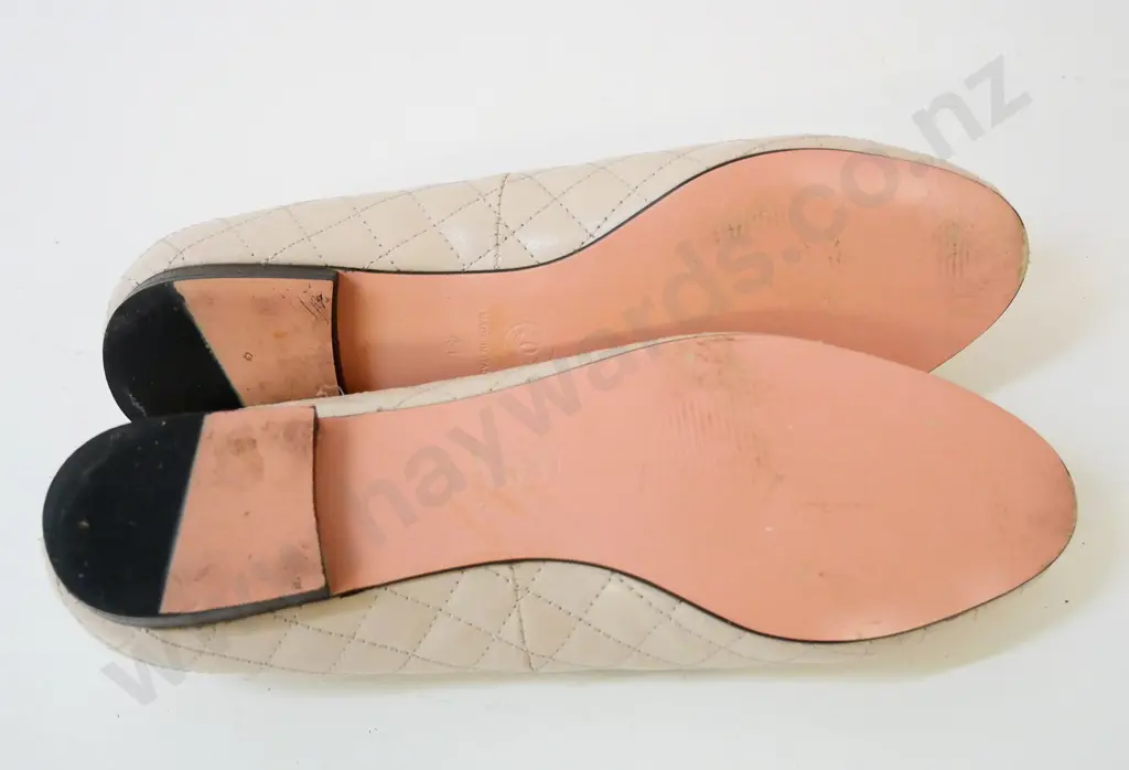 pair of beige leather Chanel branded shoes - size 41, made in Italy Image 1++