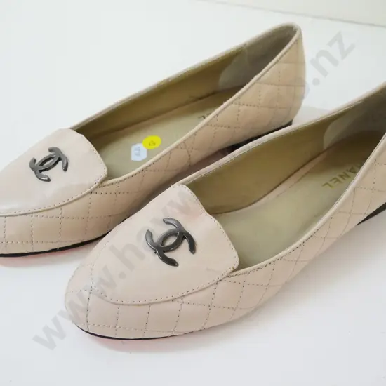 pair of beige leather Chanel branded shoes - size 41, made in Italy