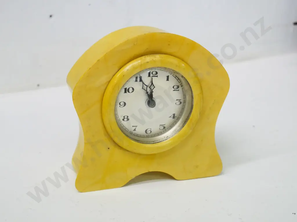 small deco bakelite or early plastic bedside or mental clock H-100 W-100 Image 1++