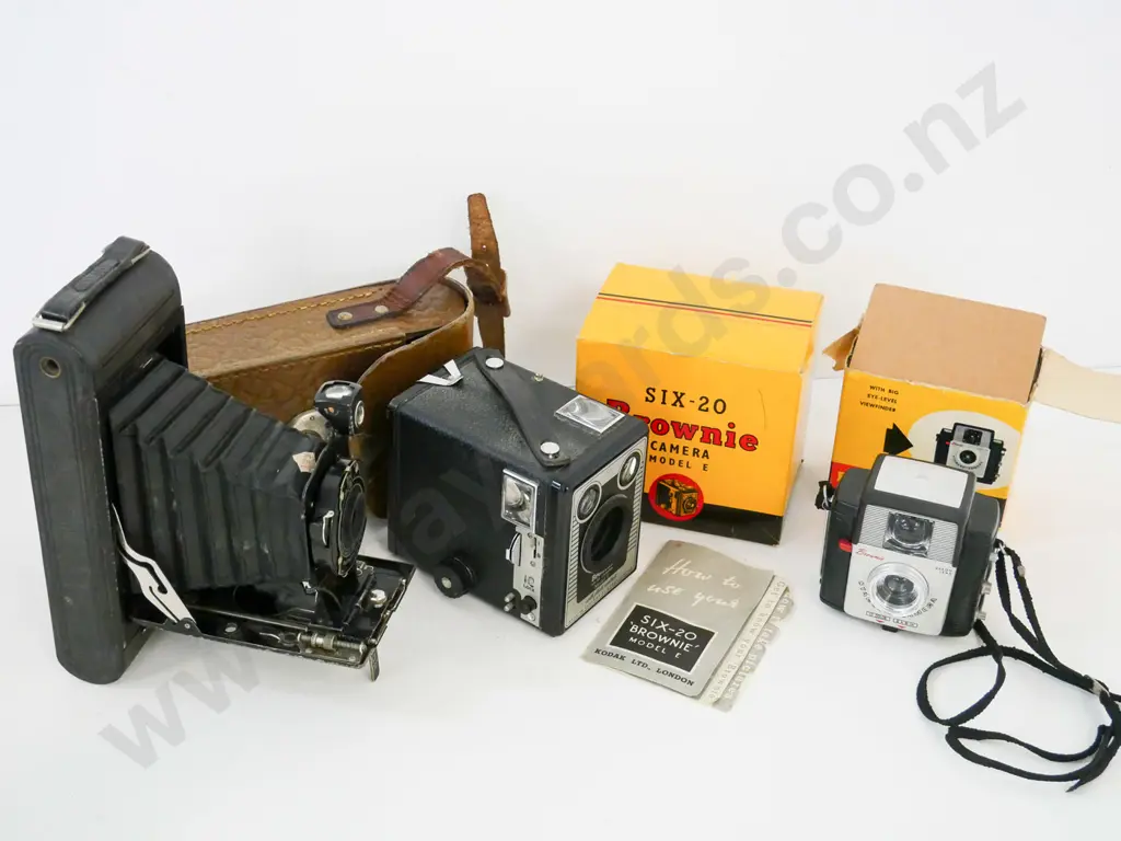 3 vintage Kodak cameras - Starlet and Six-20 box cameras w/boxes & a folding No.1A Pocket Kodak, repairs to bellows Image 1++