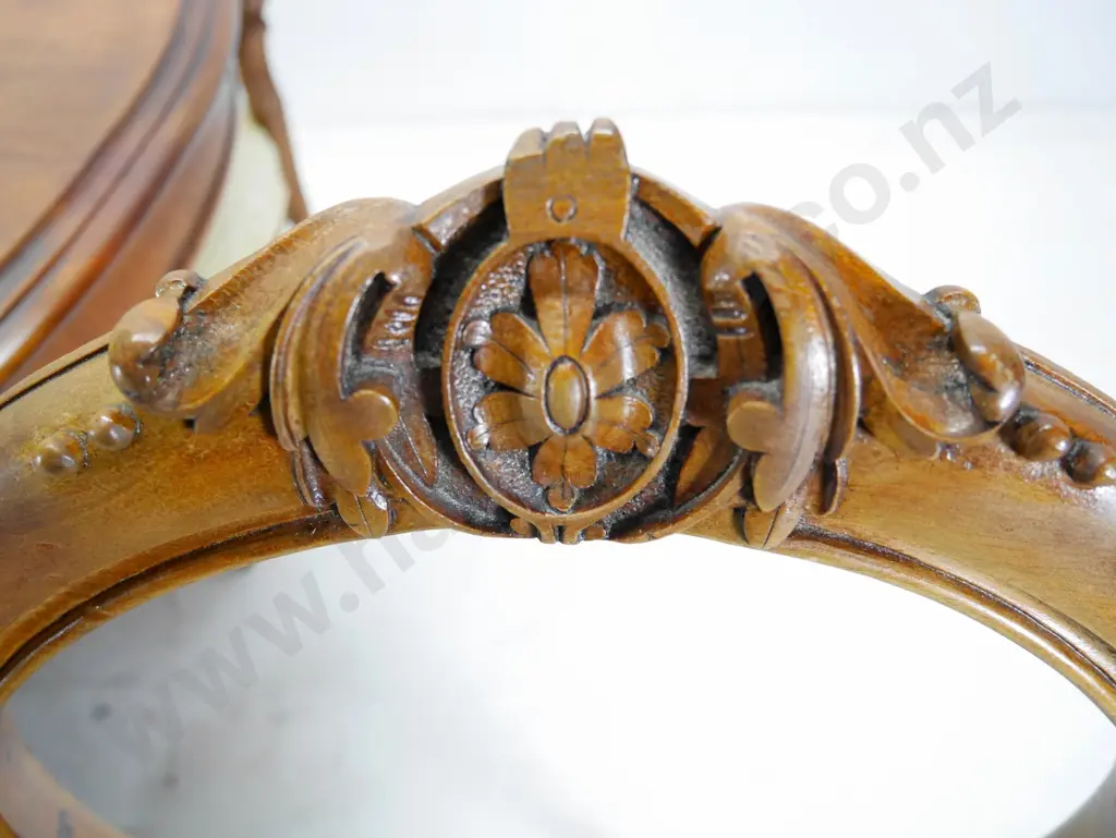 Victorian walnut oval 4-column pedestal dining table & 4 balloon-back chairs, joints a little loose H760 L1330 W1010 Image 1++