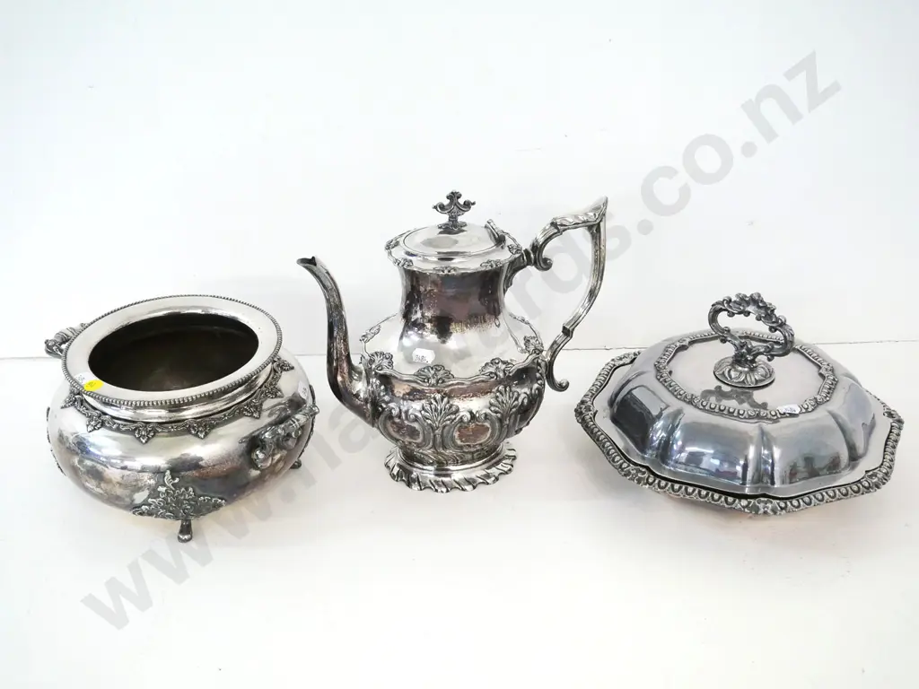 3 plated items - coffee pot, entree dish D-260, and a serving bowl Image 1++