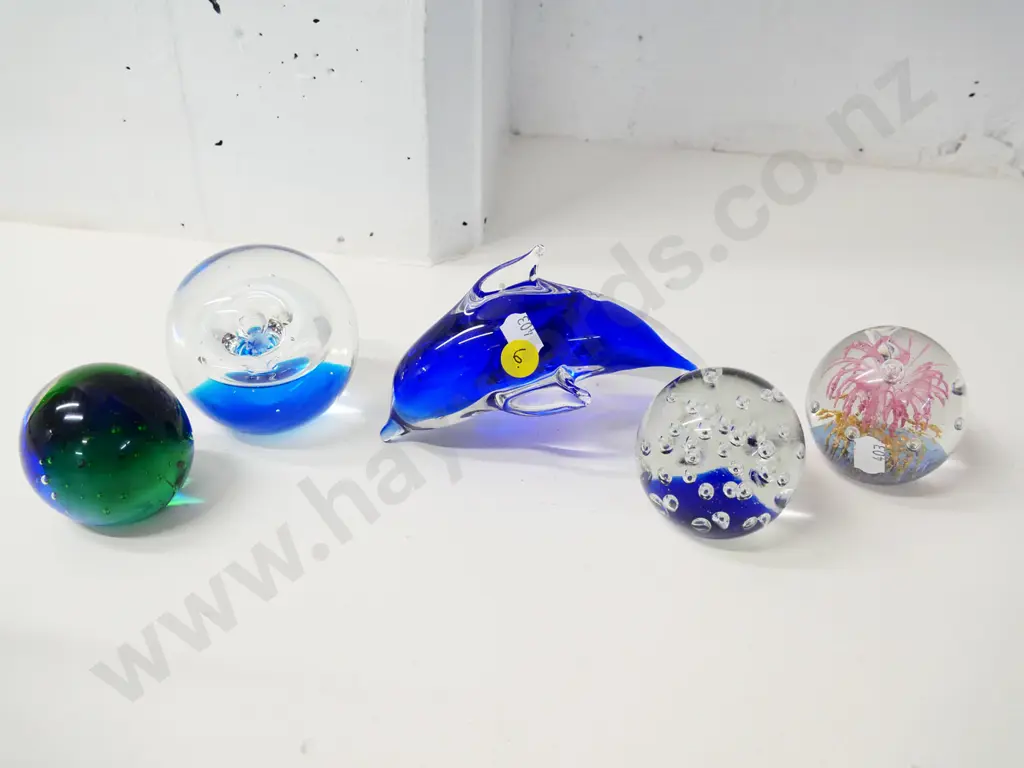 heavy art glass - 4 globe paperweights and a blue & clear dolphin with manufacturing flaw Image 1++