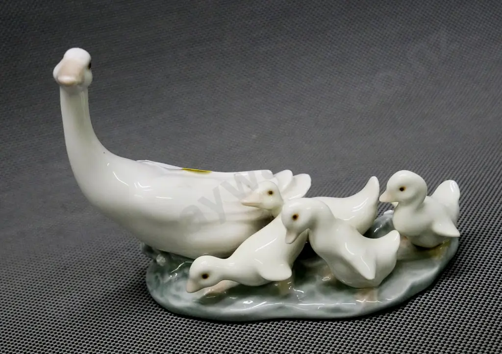 Lladro small duck and ducklings figure H-90 Image 1++