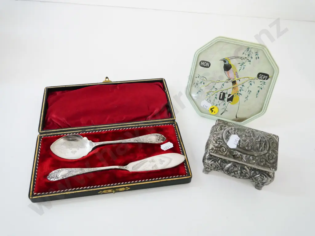 retro bird theme plastic and glass desk calendar H-125 W-125, plated lidded trinket, cased plated knife and spoon set Image 1++