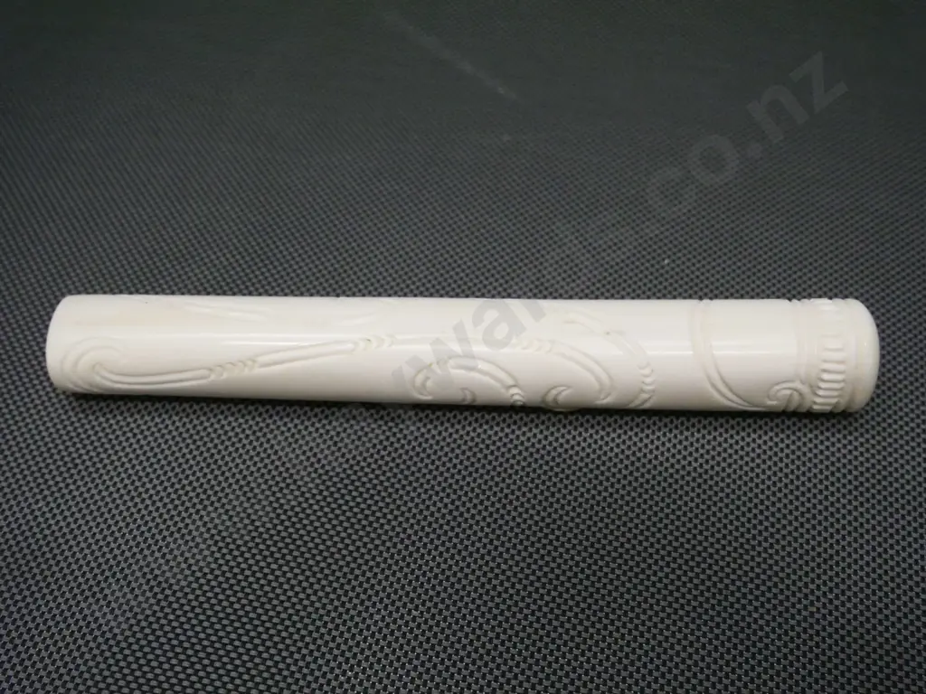 small composite / faux ivory or bone Maori style flute L-160 Image 1++