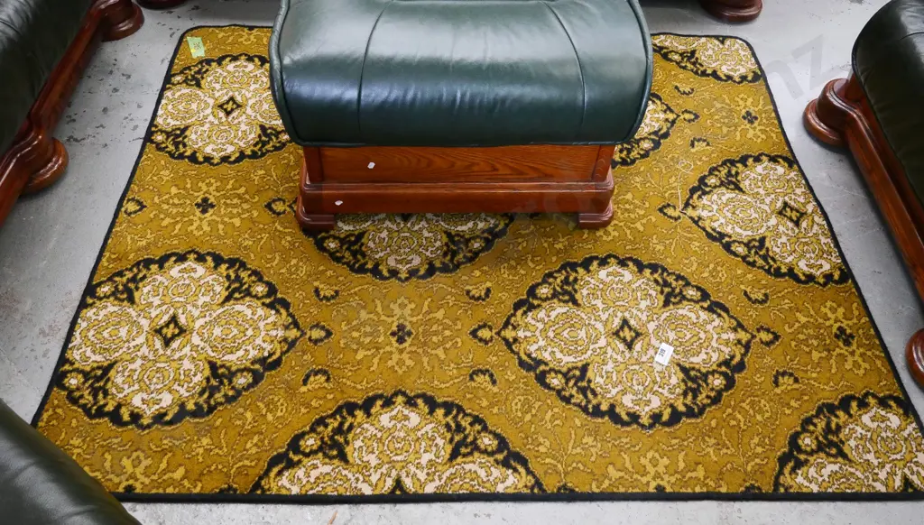 Axminster carpet with bound edges - gold medallion pattern L-1650 W-1350 Image 1++