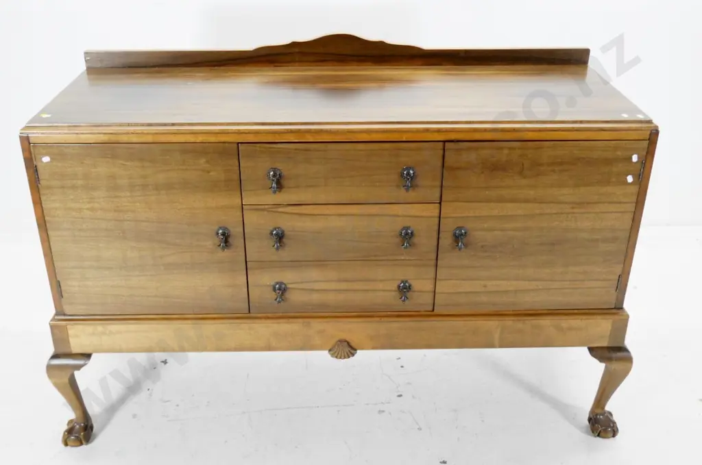retro solid & veneer sideboard with ball & claw feet, 2 doors, 3 drawers, some veneer splitting on top H1030 W1450 D510 Image 1++