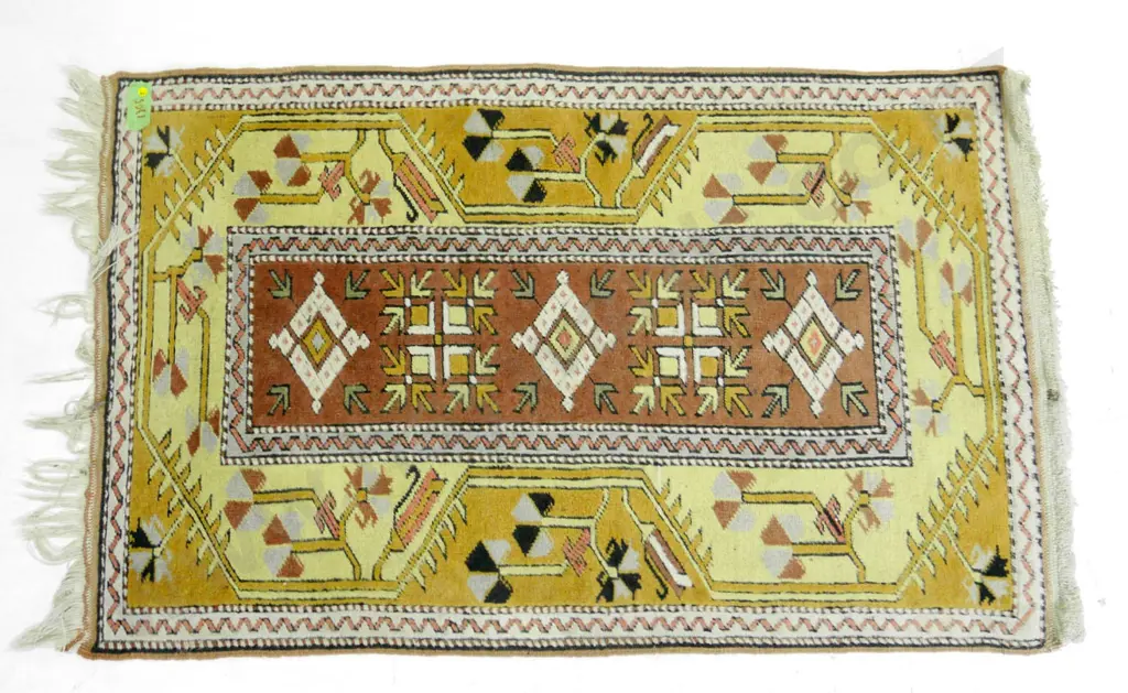 hand-knotted wool floor rug (India?) slight fading L-1365 W-870 Image 1++