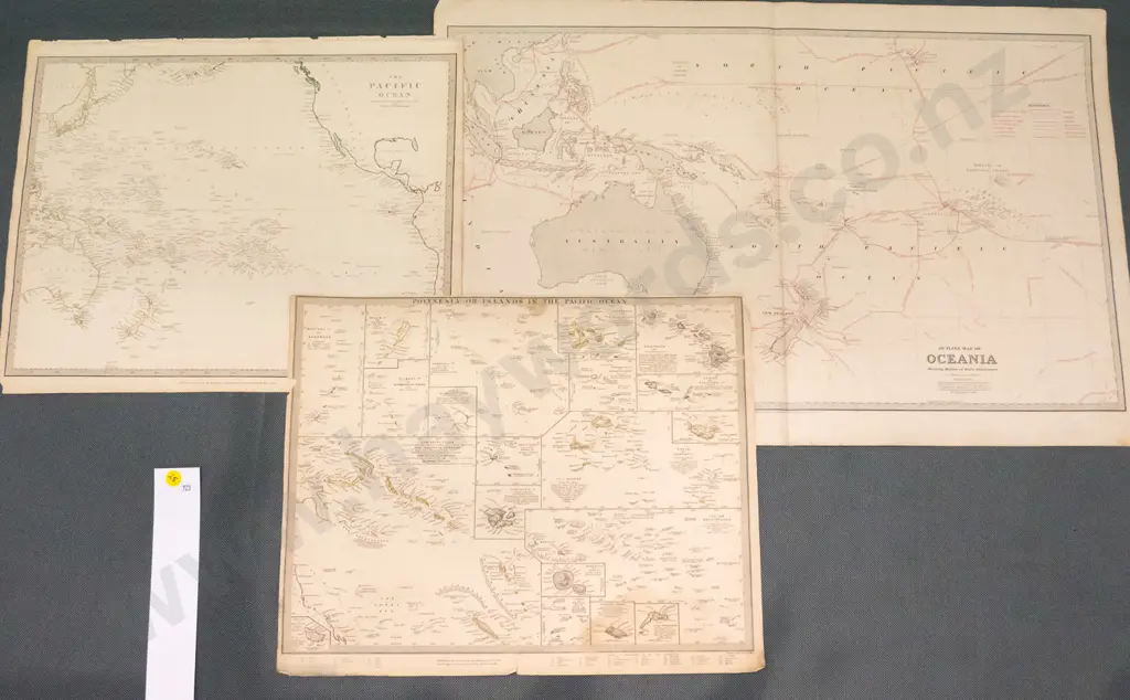3 unframed maps - Pacific ocean & Oceania - wear & tear, foxing - largest H-360 W-610 Image 1++