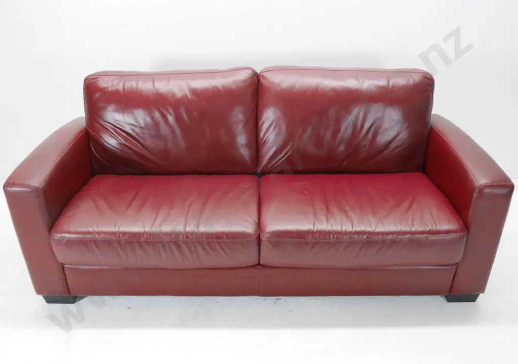 red leather 2.5-seater square-armed club style settee H-830 W-1920 D-860 Image 1++