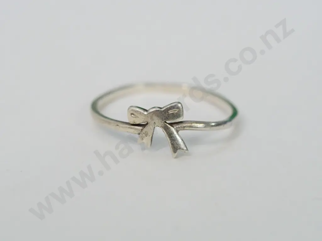 silver ring with bow stamped 925 Image 1++
