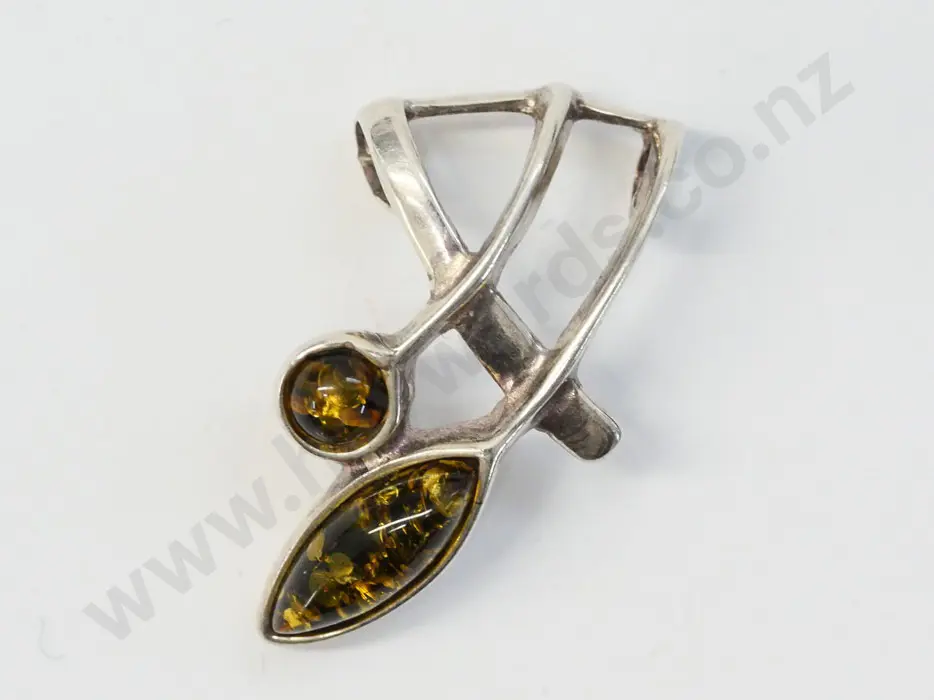silver pendant stamped 925 no chain Image 1++