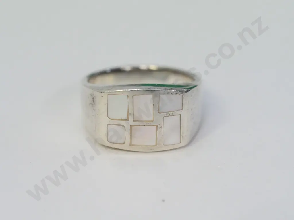 silver dress ring with mother of pearl, stamped 925 Image 1++