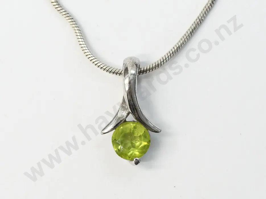 tourmaline pendant on silver chain stamped 925 Image 1++