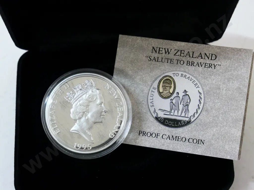 cased 1995 New Zealand Salute to Bravery $20 limited edition sterling silver cameo coin Image 1++