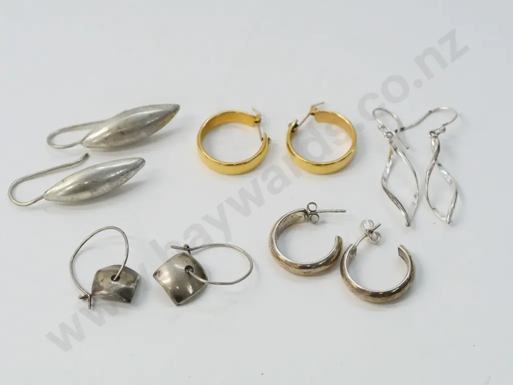 5 pairs asstd earrings Image 1++
