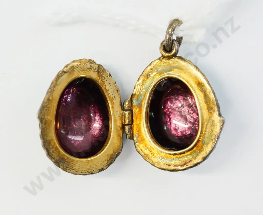 clossoniase egg pendant no chain Image 1++