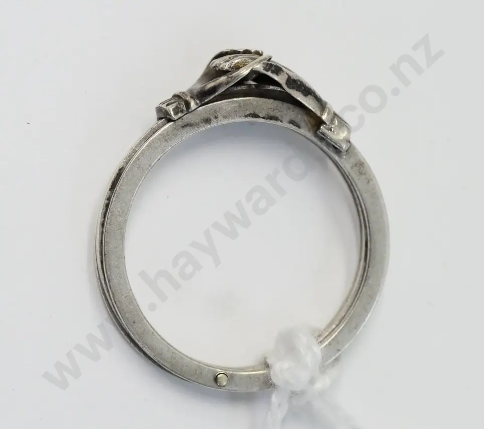 silver ring holding hands - no visible mark Image 1++