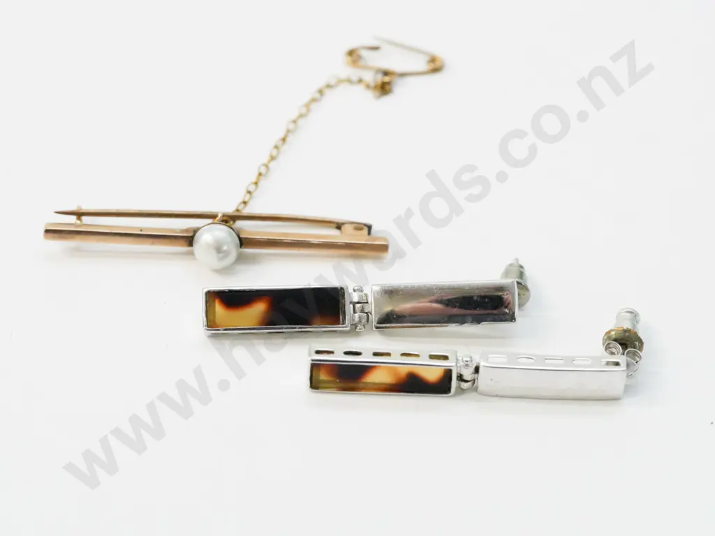 pair of silver earrings stamped 925 & 9ct pearl bar brooch with safety chain stamped 9ct Image 1++