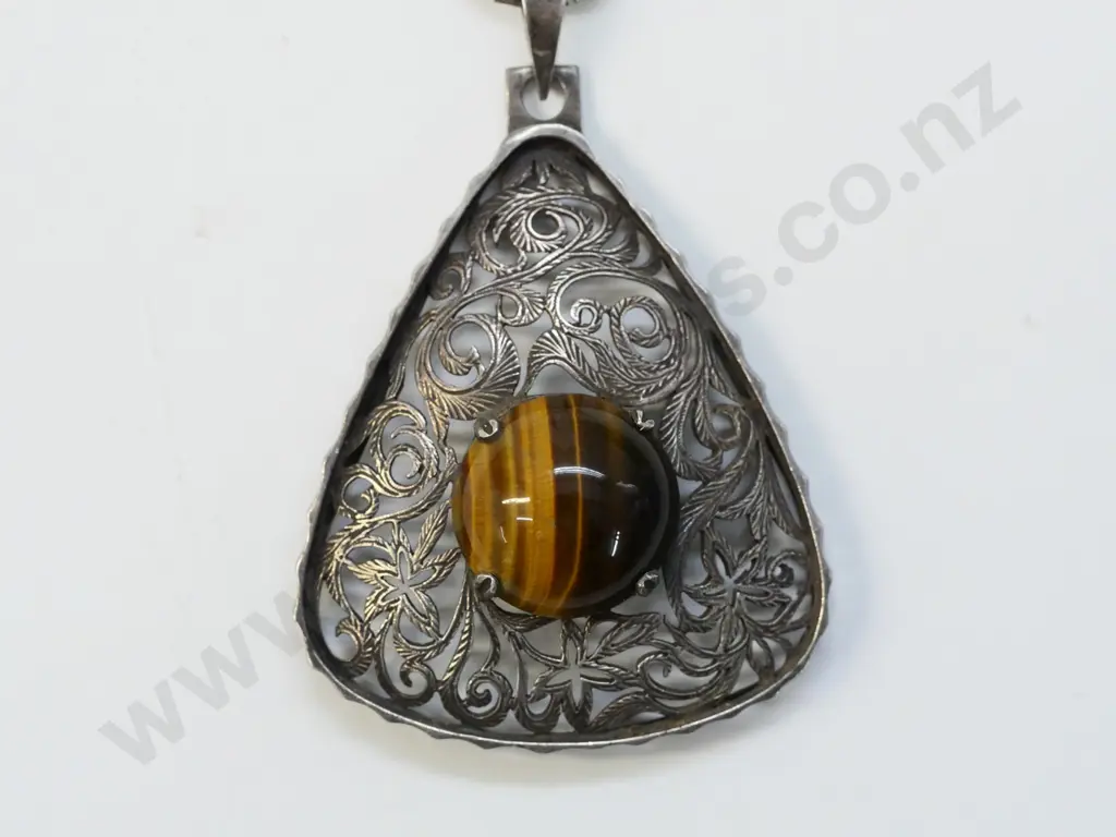 large silver tigers eye pendant - stamped Israel 925 Image 1++