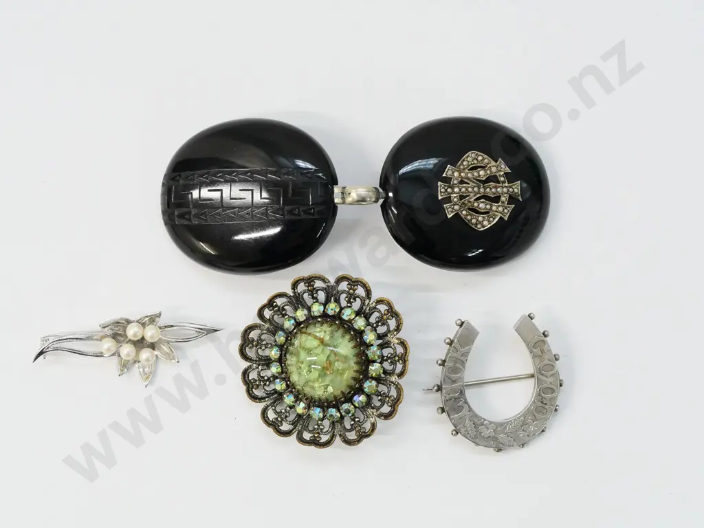 2 silver brooches, 1 costume brooch & black with seed pearl locket a/f Image 1++