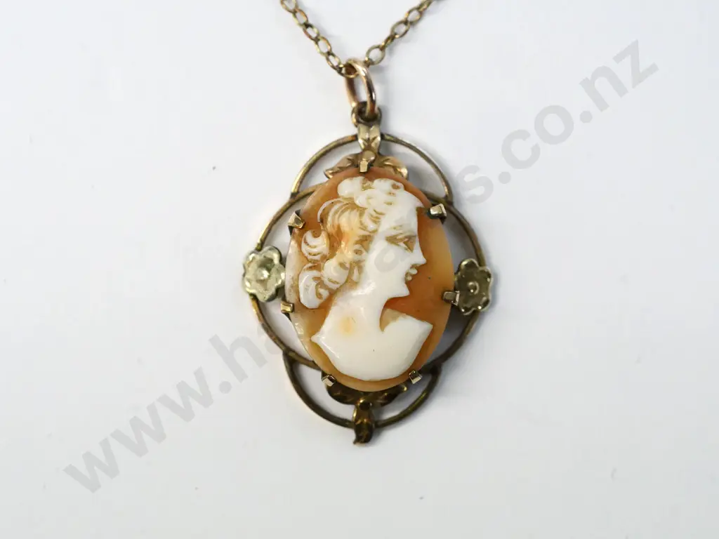 9ct cameo necklace Image 1++