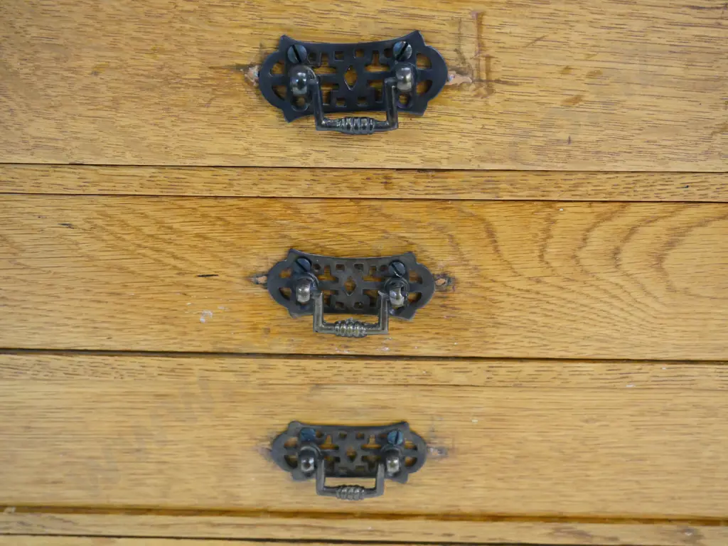 oak chest of 6 display / storage drawers with filigree drop handles (have modern foam lining in drawers) H410 W440 D300 Image 1++
